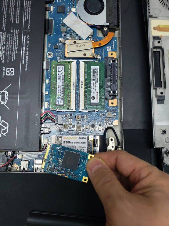 ノートパソコン SSD 交換修理