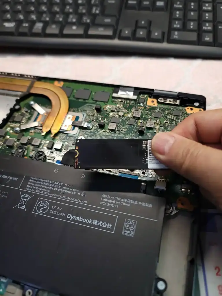 SSDを取り出した